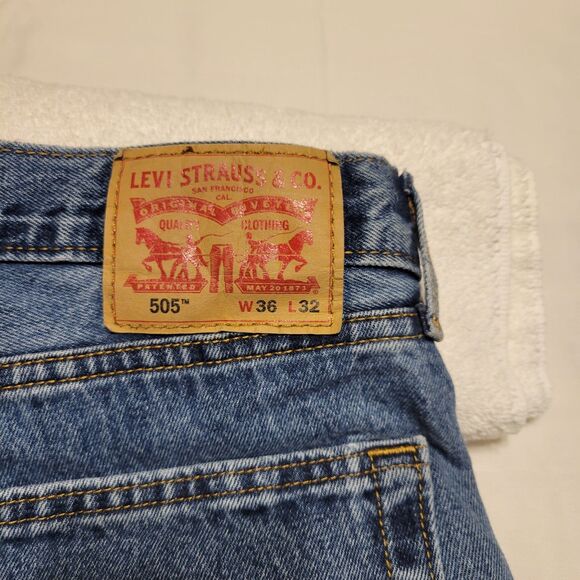 Levi's 505 Men's Jeans Size 36x32, Medium Blue Denim, Regular Fit, Straight Leg - Picture 3 of 11